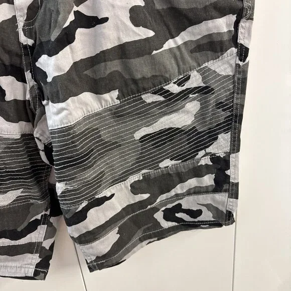 Ecko Unltd Camouflage Cargo Shorts Men's 44 Gray Black - B3 - Picture 7 of 8